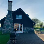 Nova Suur Saunamaja, Spa-mullivanniga Villa Vaisi