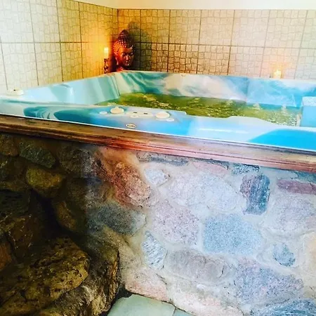Willa Nova Suur Saunamaja, Spa-mullivanniga Vaisi